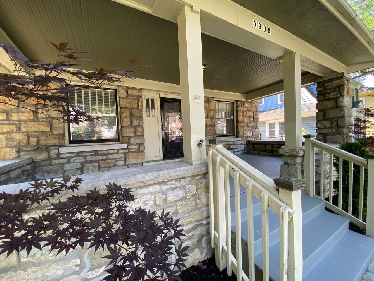 5909 Wornall Rd - Photo 2 of 32