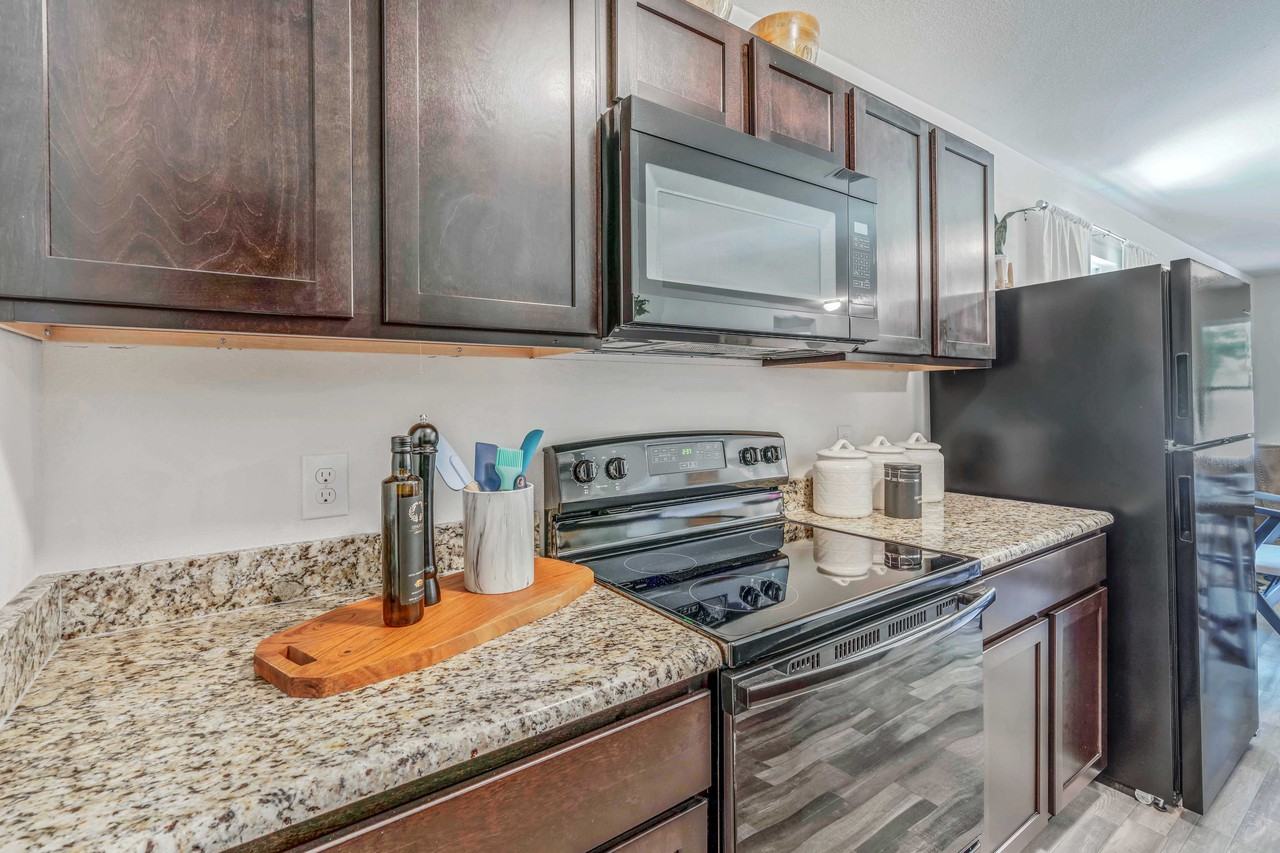 3230 Todd Ave - Photo 2 of 9