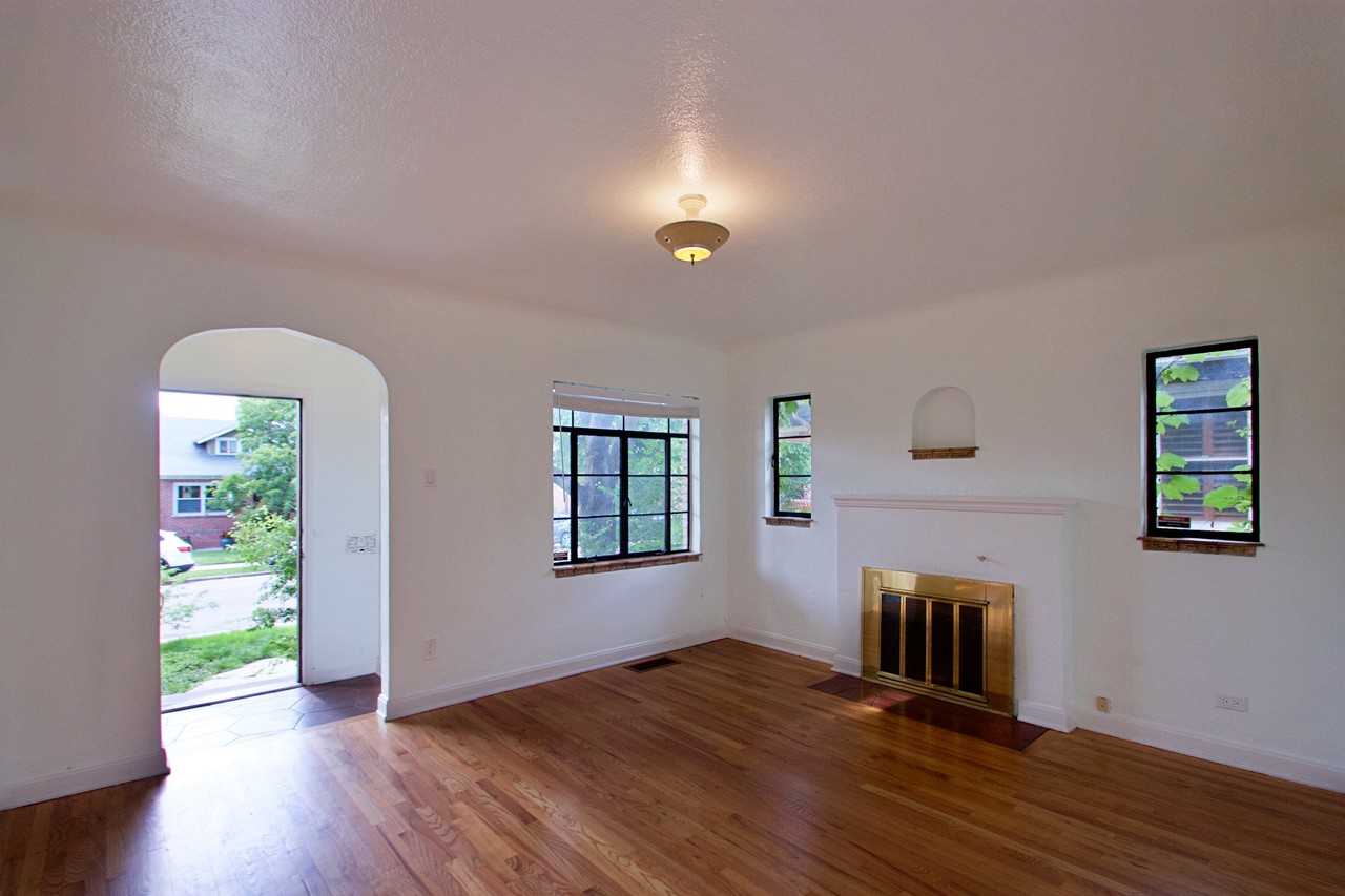 340 S Franklin St - Photo 2 of 14