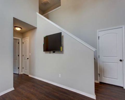 617 S Kickapoo Ave - Photo 3 of 19