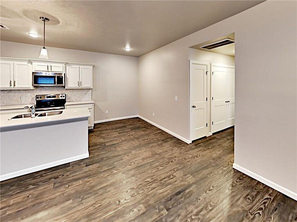 11500 Keystone Cir - Photo 2 of 15