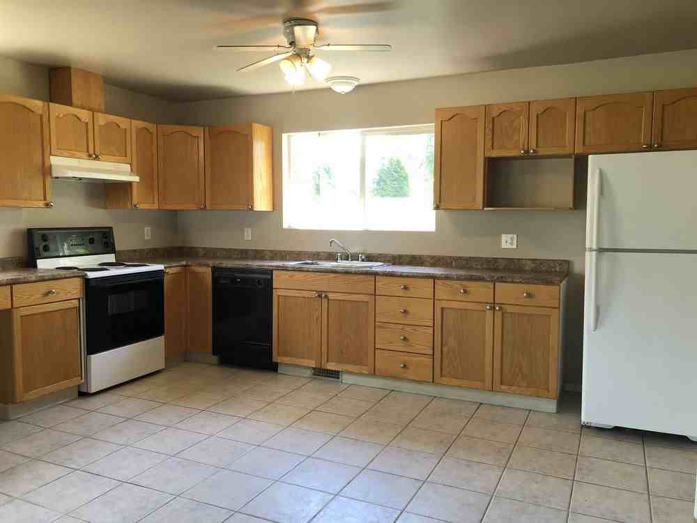 1177 Connaught Dr Uppr - Photo 2 of 8