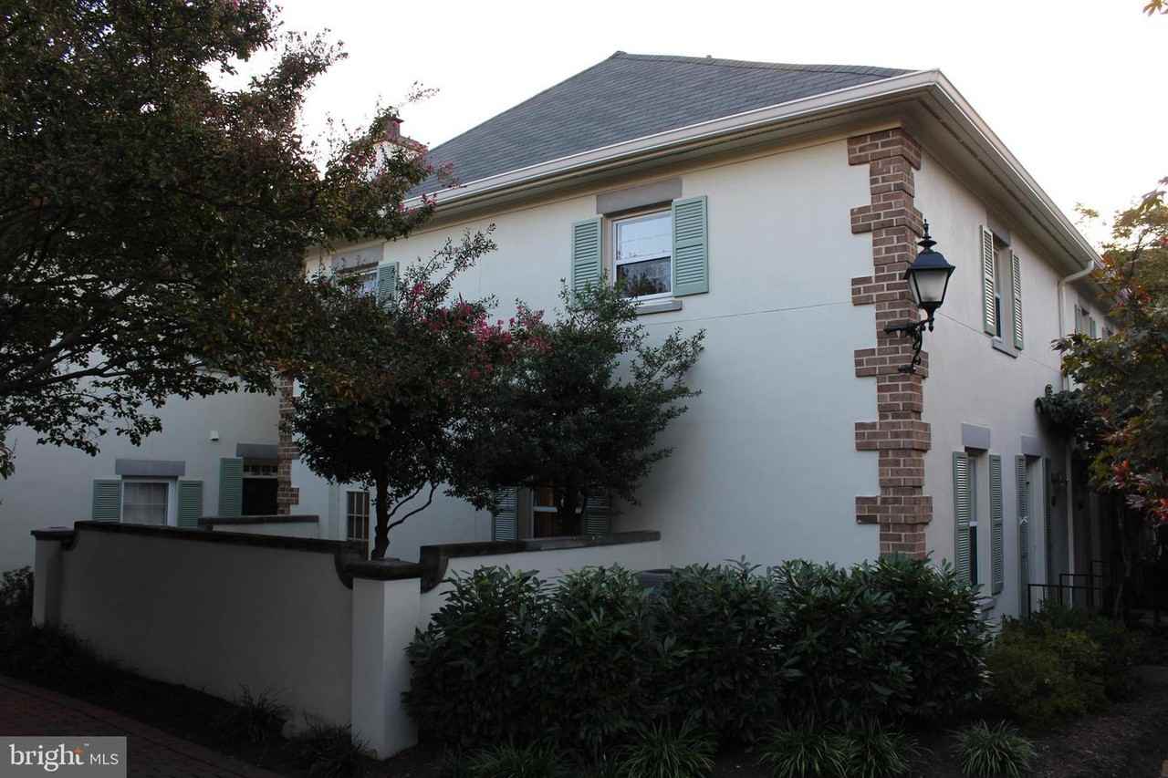 1019 N Pitt St - Photo 2 of 22