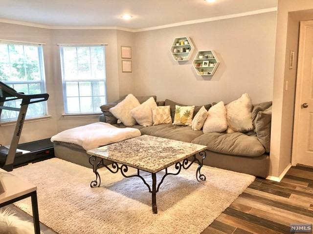 1471 Cornwall Rd - Photo 3 of 10