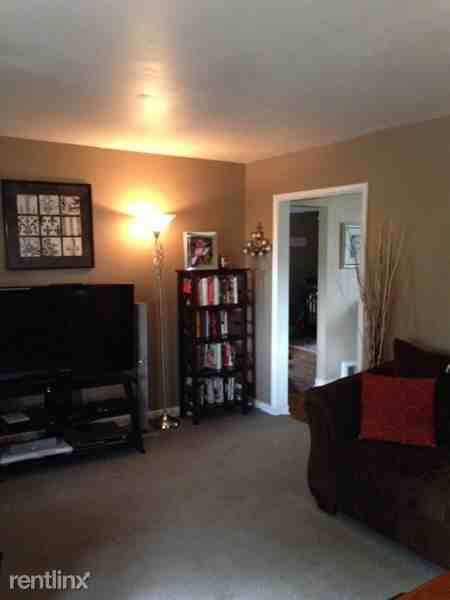 319 E Orchard St - Photo 3 of 10