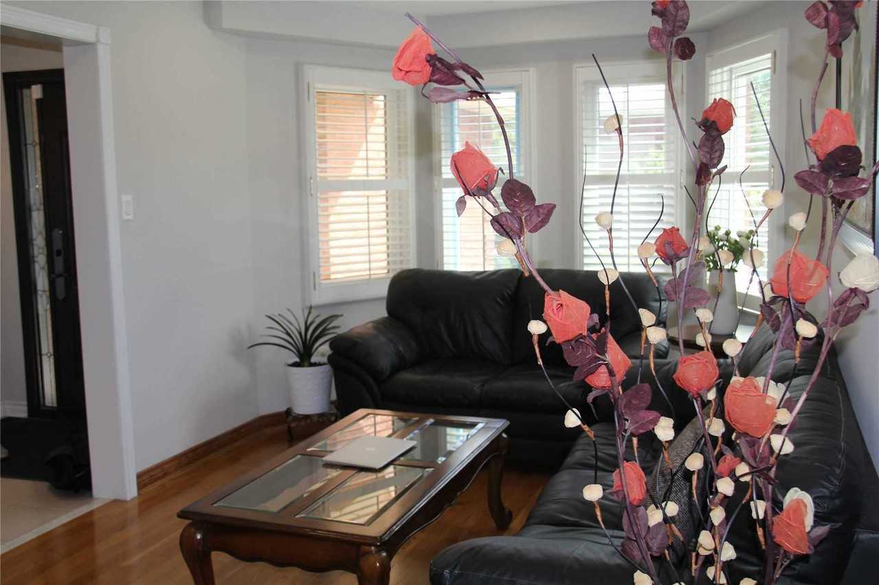 32 Mandel Crescent - Photo 2 of 15