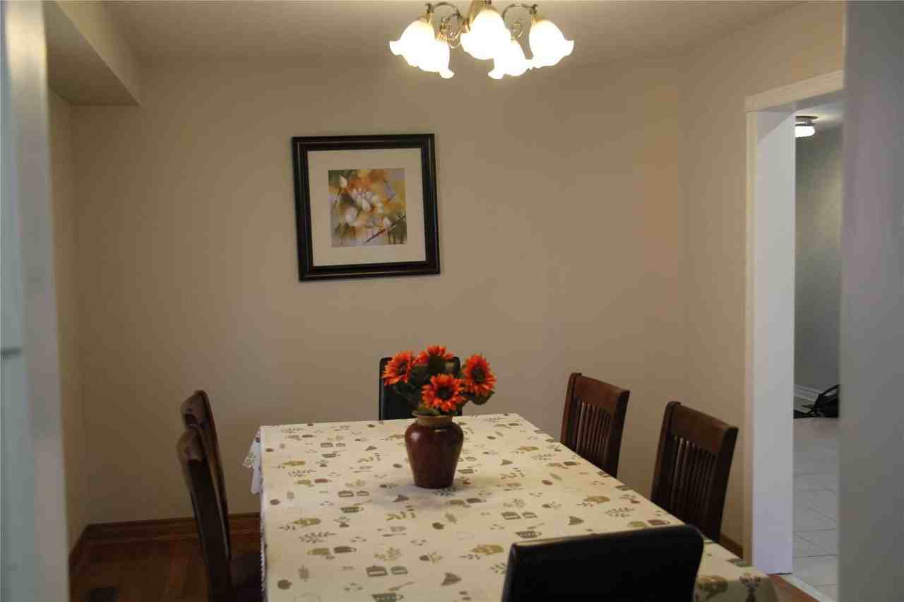 32 Mandel Crescent - Photo 3 of 15