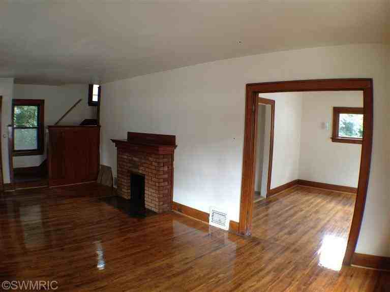 1824 Collins Ave SE - Photo 3 of 14