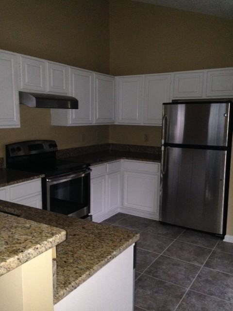 400 Amberly Dr - Photo 2 of 13