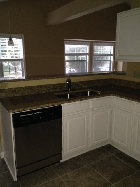 400 Amberly Dr - Photo 3 of 13