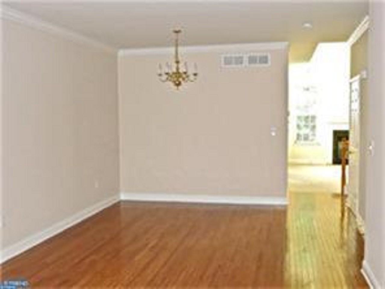 196 Chancellor Dr - Photo 3 of 10