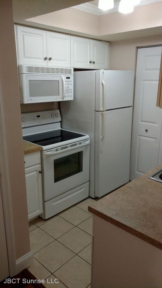 100 Fairway - Photo 2 of 4