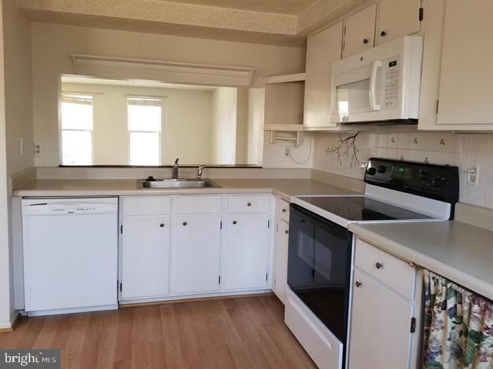 9086 Tiffany Park Ct - Photo 3 of 25