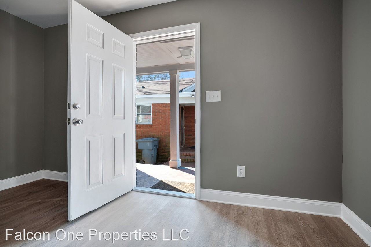2503 Eastway Dr - Photo 2 of 15