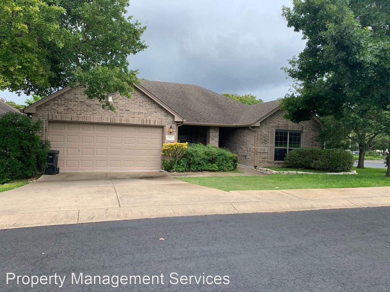 201 Bending Oaks Trl