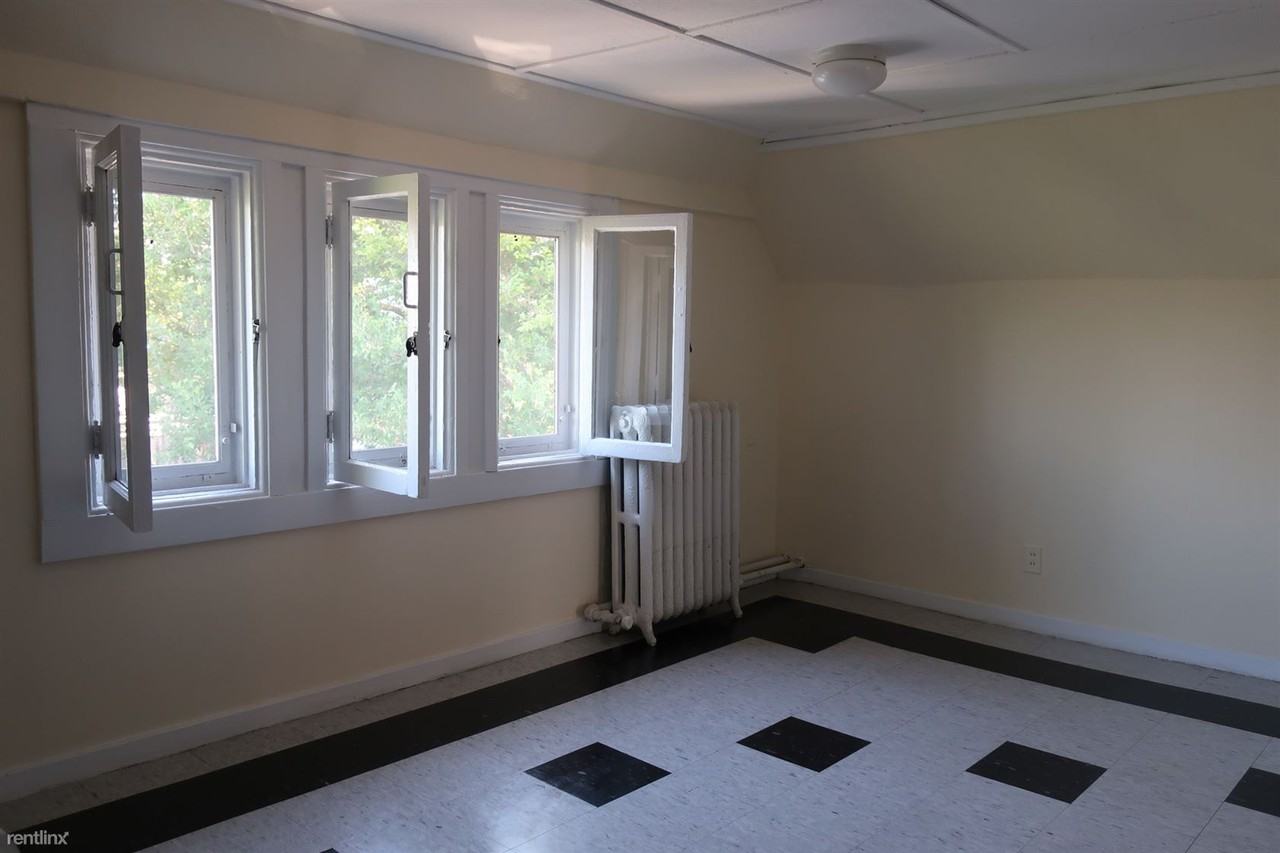 317 Fulton St E - Photo 3 of 7