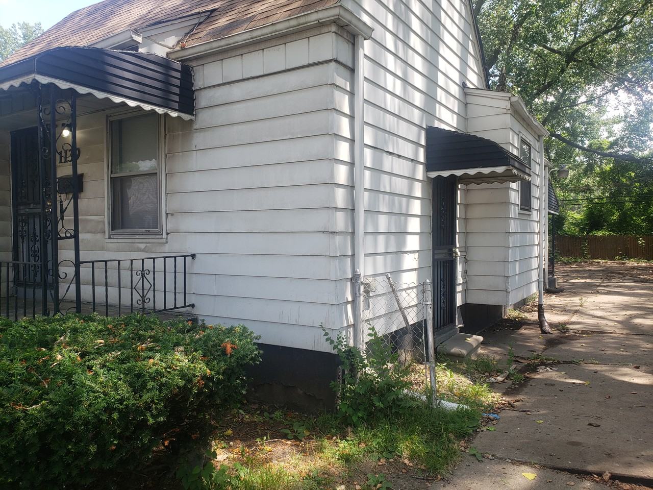 1139 S Bassett St - Photo 2 of 21