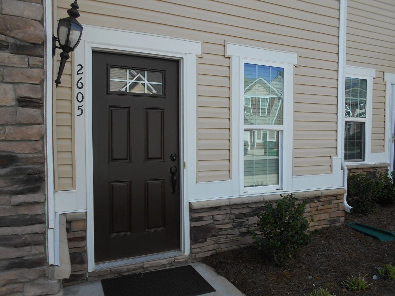 2605 Silverthorn Drive - Photo 2 of 33