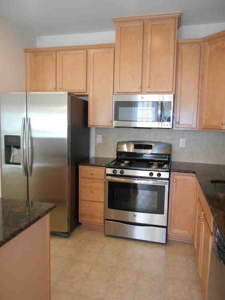 2605 Silverthorn Drive - Photo 5 of 33