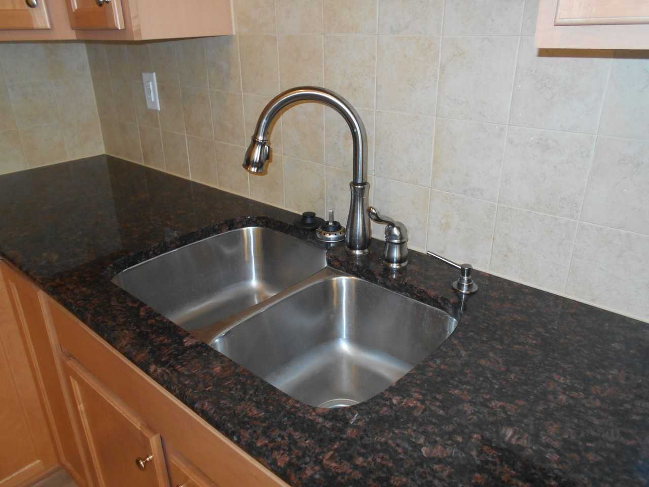 2605 Silverthorn Drive - Photo 7 of 33