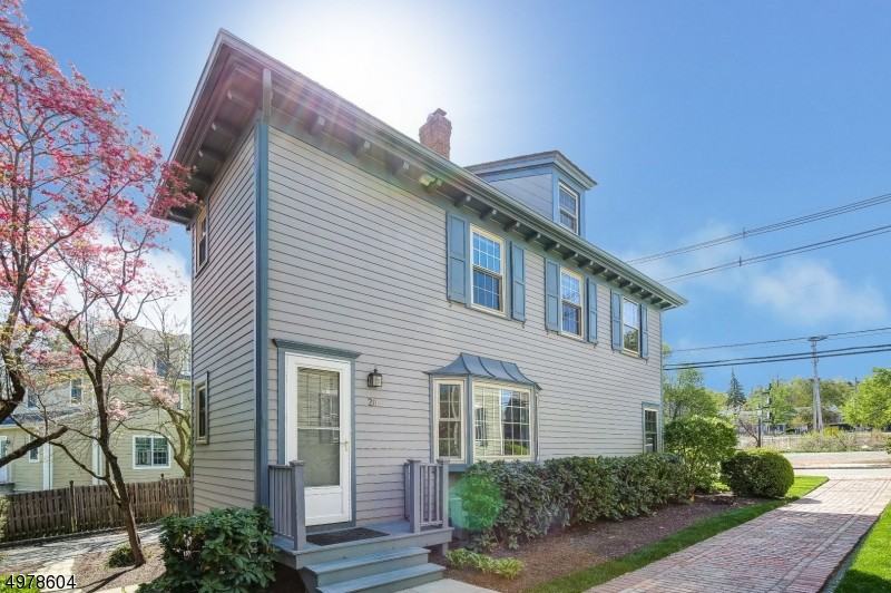 20 Murray Hill Sq - Photo 2 of 23