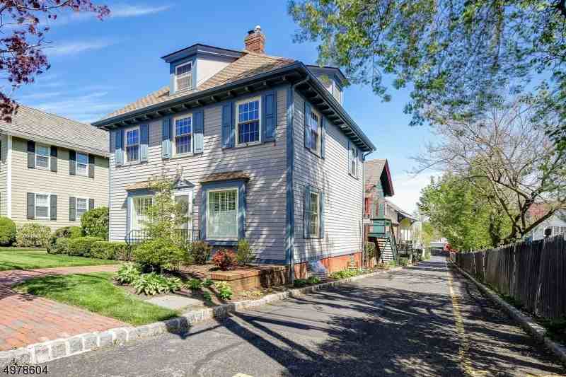 20 Murray Hill Sq - Photo 3 of 23