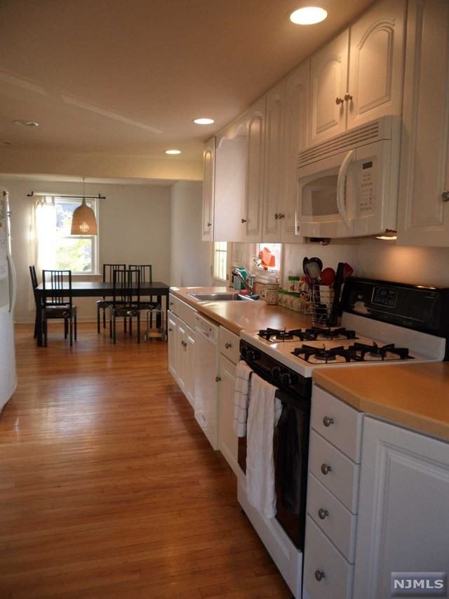 255 E Woodland Rd - Photo 2 of 17