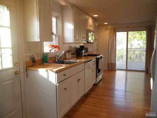 255 E Woodland Rd - Photo 3 of 17