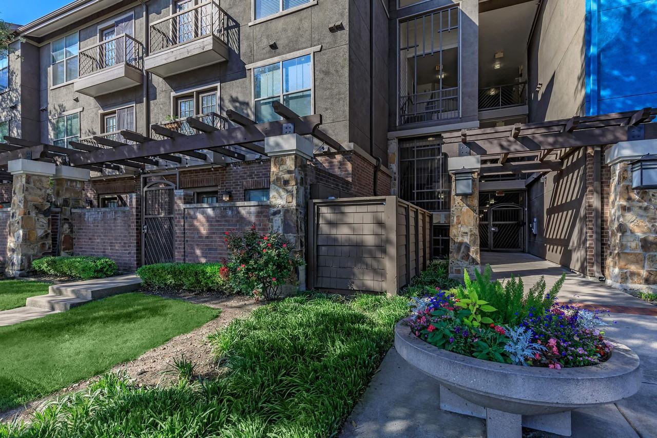 Easton Apartment Homes Apartments 2525 N Henderson Ave, Dallas, TX