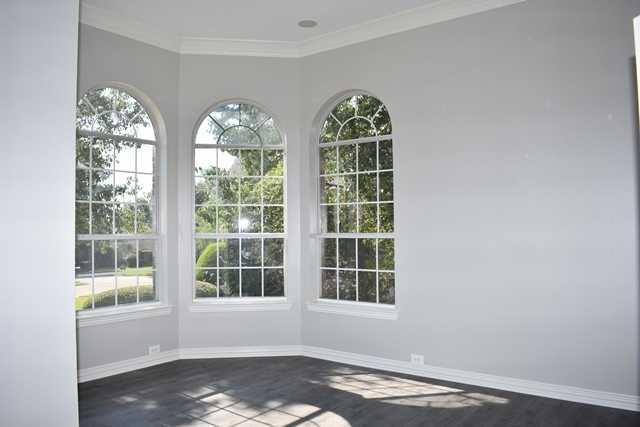 402 Oxford Ct - Photo 2 of 12