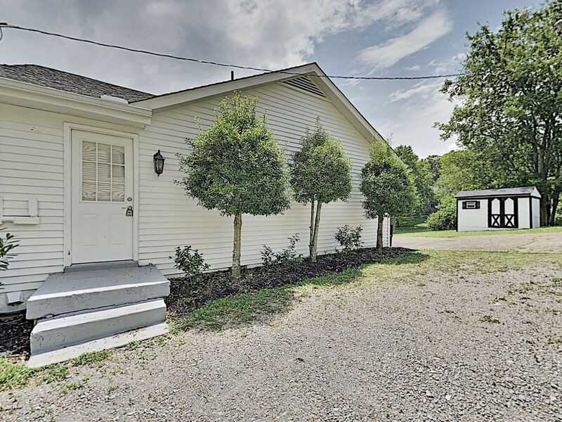 633 Debbie Dr - Photo 2 of 23