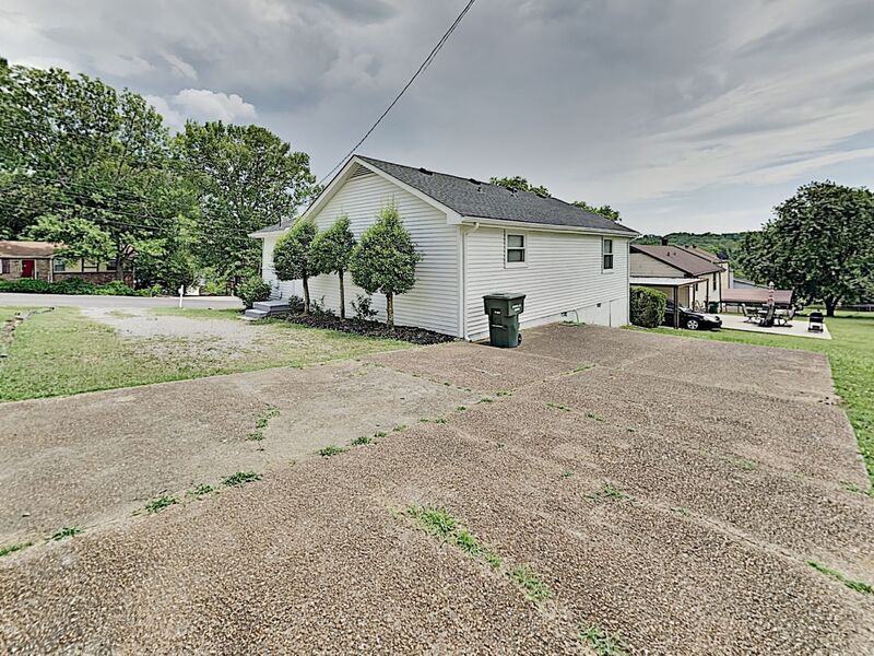 633 Debbie Dr - Photo 3 of 23