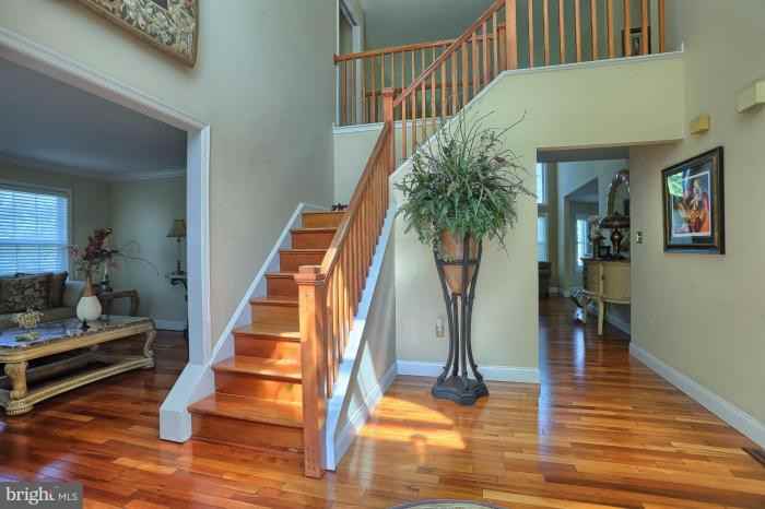 135 Lucinda Ln - Photo 2 of 33