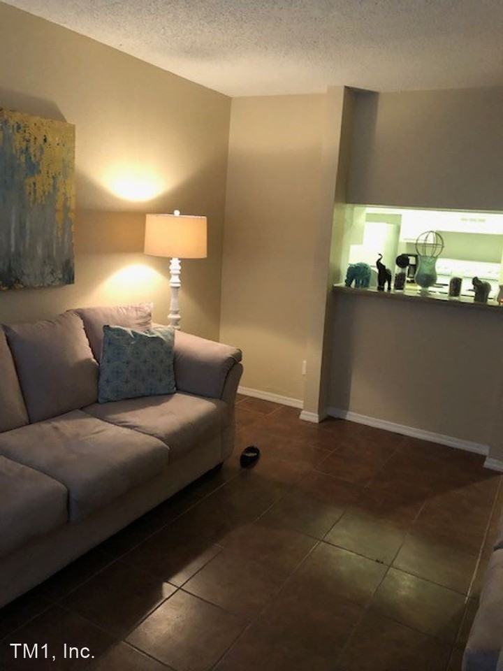 1700 Baywood Dr - Photo 3 of 6