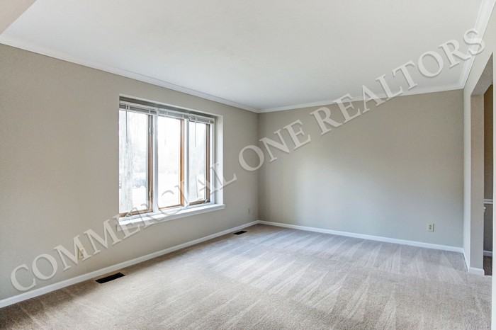207 Woodedge Cir W - Photo 2 of 13