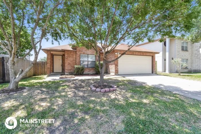 8027 Chestnut Cape Dr - Photo 3 of 16