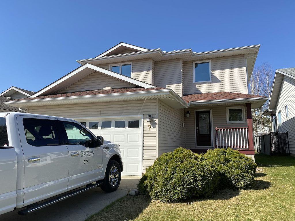 Bright and beautiful 3 bedroom home in desirable St Albert! Apartments