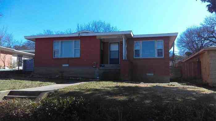 2732 W Jefferson Blvd - Photo 2 of 11