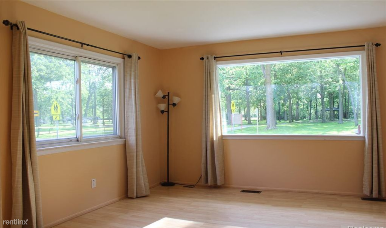 655 Robinwood Dr - Photo 3 of 10
