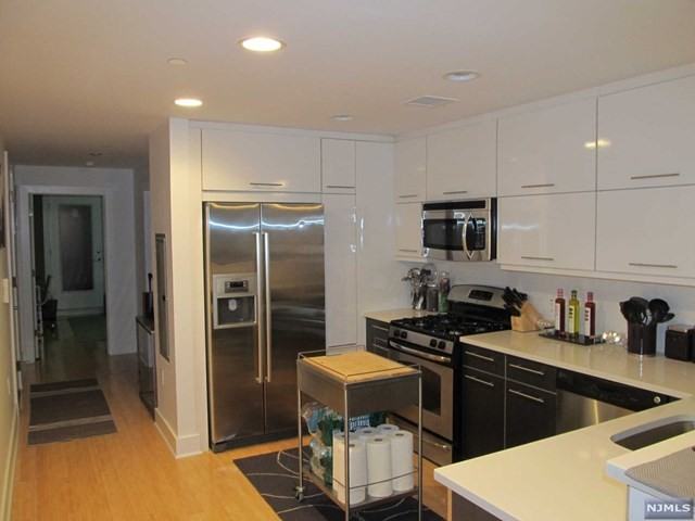 154 Steuben St #402 - Photo 2 of 7