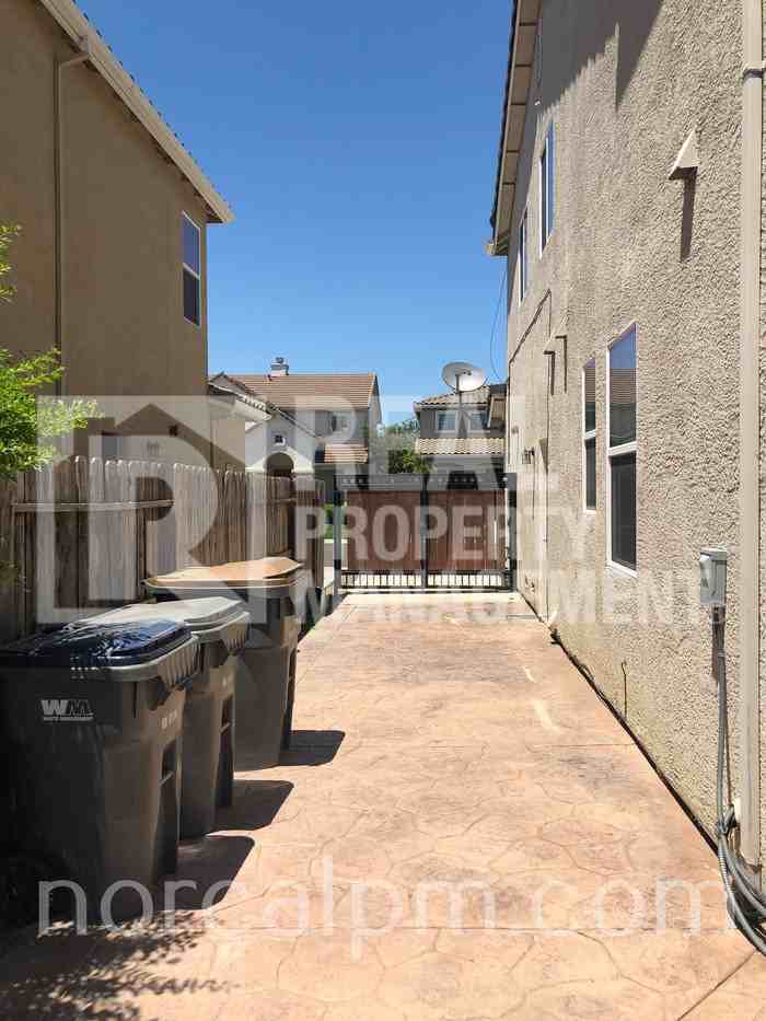 1826 Lowe Dr - Photo 3 of 25