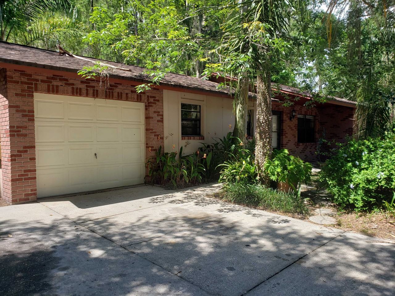 1221 Foxwood Dr - Photo 3 of 10