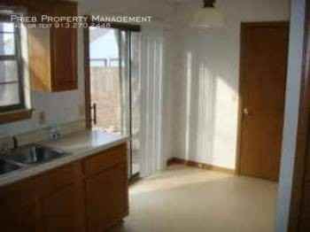 319 N Clinton St - Photo 3 of 5