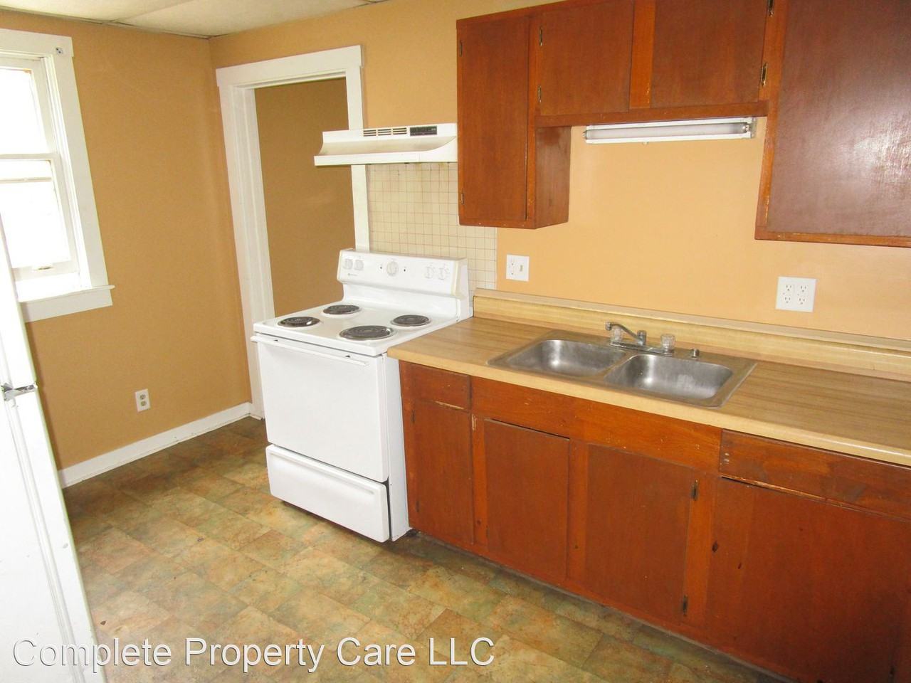 911 W. Charles St. - Photo 3 of 5