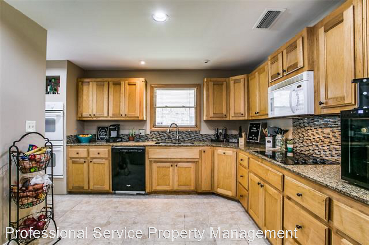 627 Goodwin Dr - Photo 2 of 7