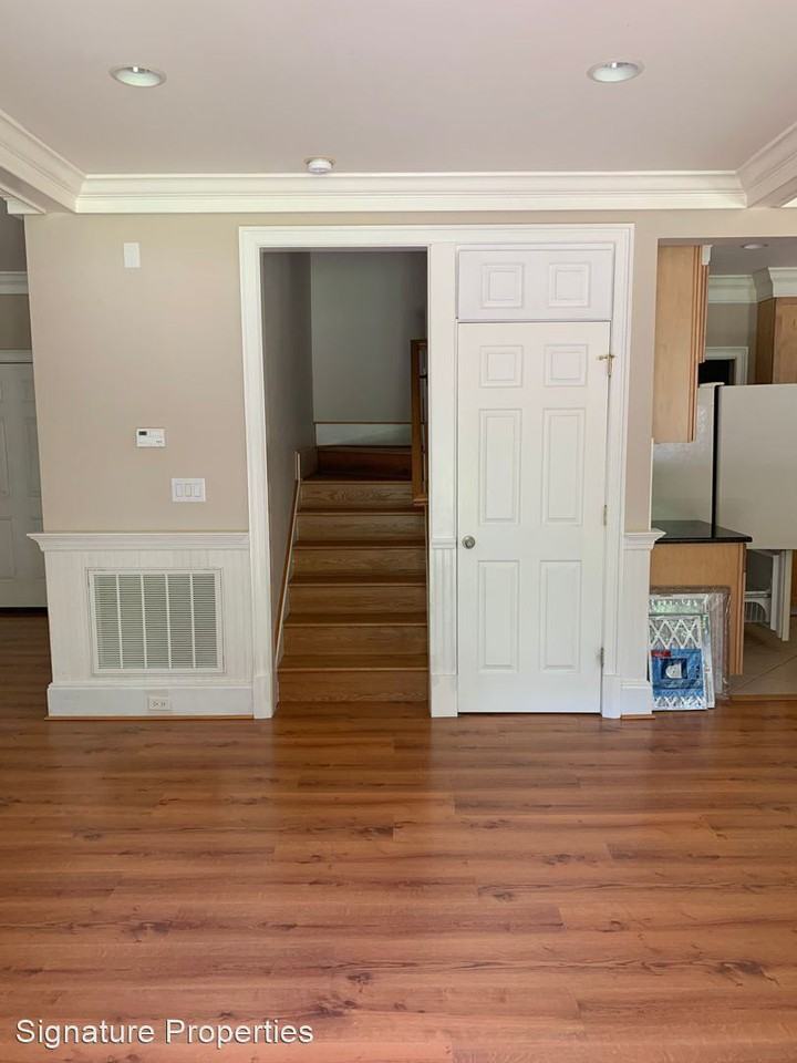 136 Lakepoint Dr - Photo 2 of 33