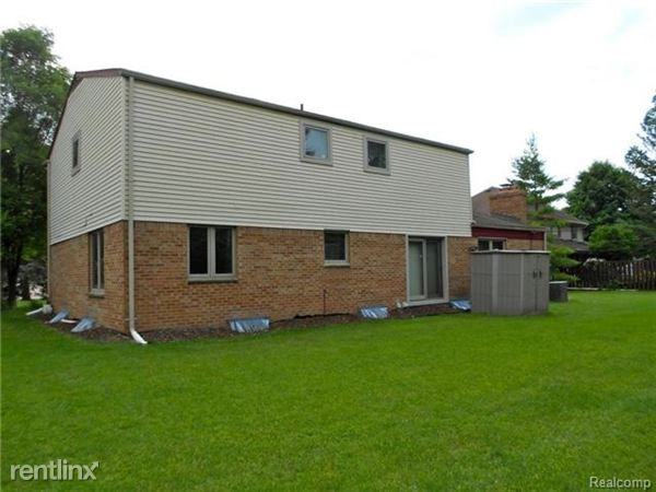 21622 Riverview Dr - Photo 2 of 9