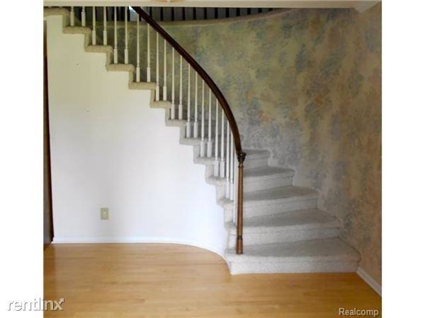 21622 Riverview Dr - Photo 3 of 9