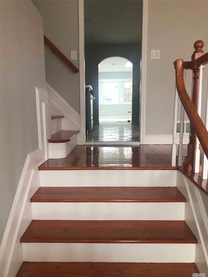 273 Old Westbury Rd - Photo 2 of 17