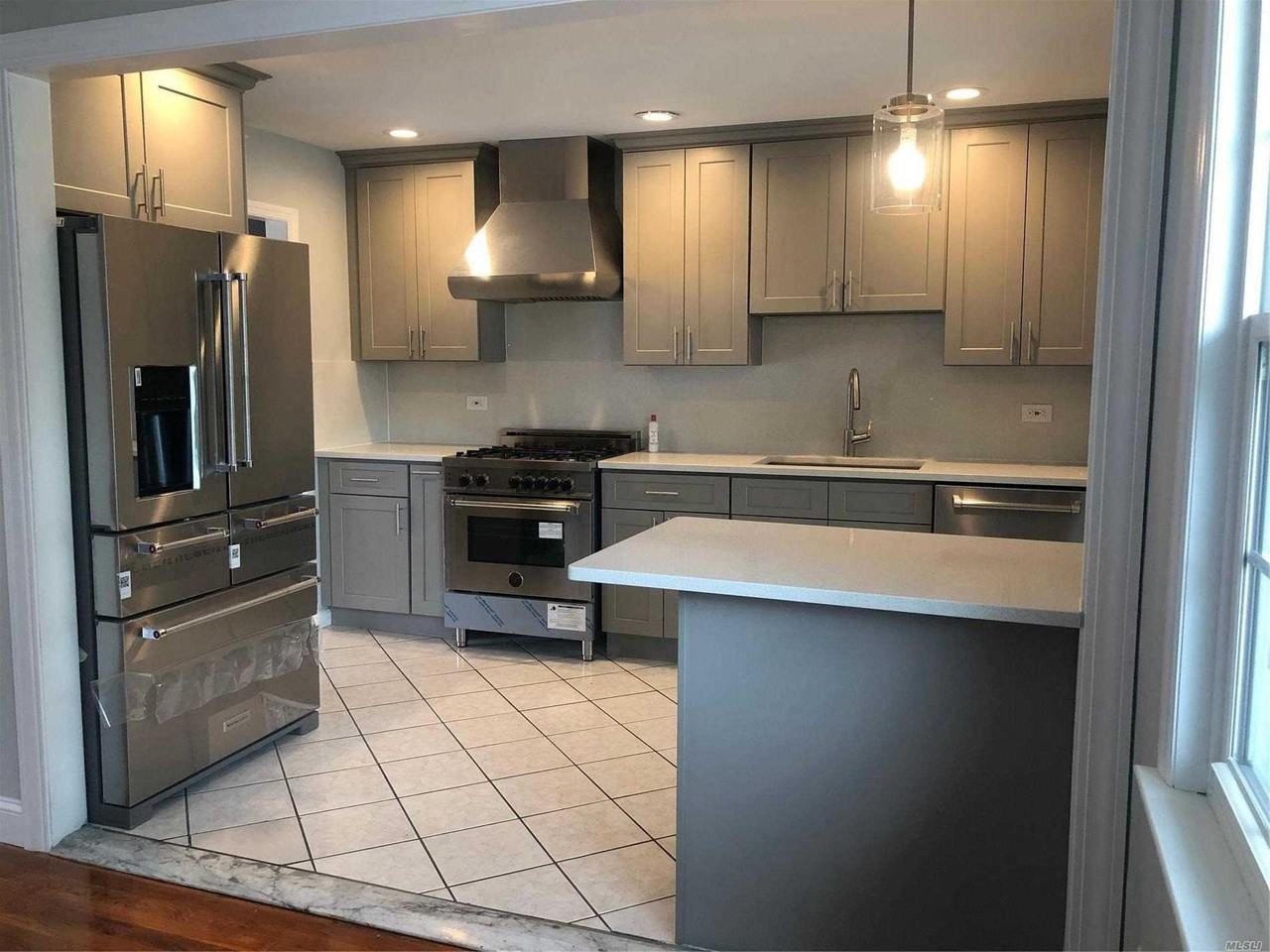 273 Old Westbury Rd - Photo 3 of 17